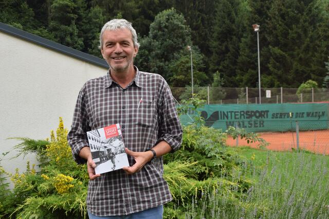 Manfred Jenewein stellte 2016 sein Werk "Landecker Sportpioniere" vor.