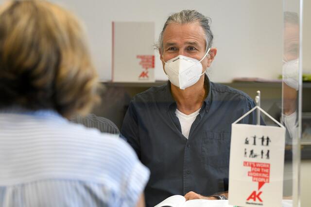 Mit Hilfe der Arbeiterkammer kam eine Küchenhilfe aus dem Bezirk Eferding zu einer Nachzahlung von 9.900 Euro. | Foto: AK OÖ/Symbolfoto