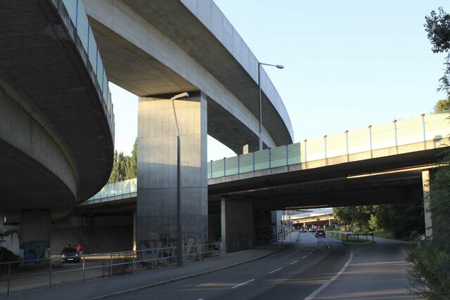 Stadlauer, die neben der A23 wohnen, leiden unter dem Straßenlärm und fordern deshalb eine Lärmschutzwand. | Foto: Moritz Platzer