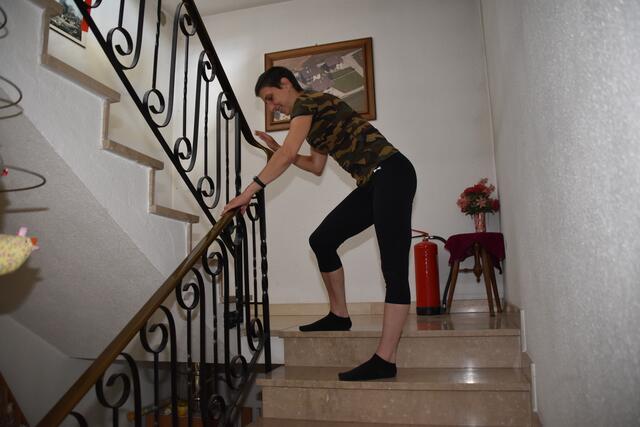 Vorher: Gabi und die Treppe waren schon lange keine Freunde mehr. | Foto: Kainz