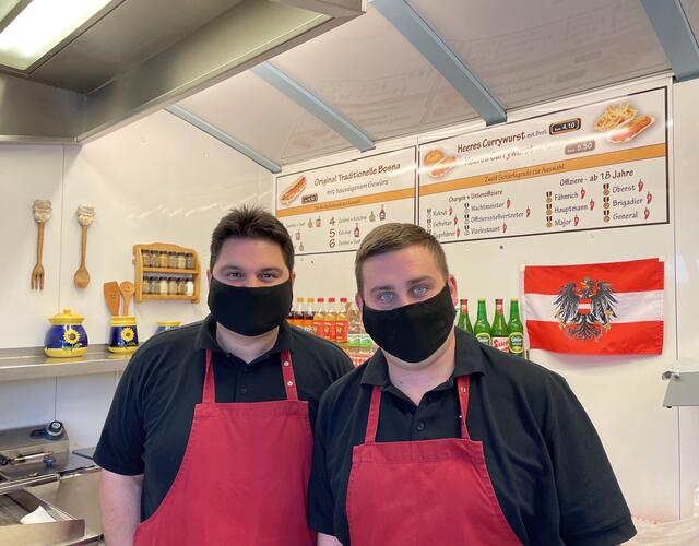 Am Stand der zwei "Grill Brüdern" duftet es herrlich nach Bosna mit hauseigenem Gewürz. Raymond Mair (li.) und Christian Schwarzenbrunner (re.) engagieren sich aber auch für die Kinderkrebshilfe. | Foto: Salzburger Grill Imbiss