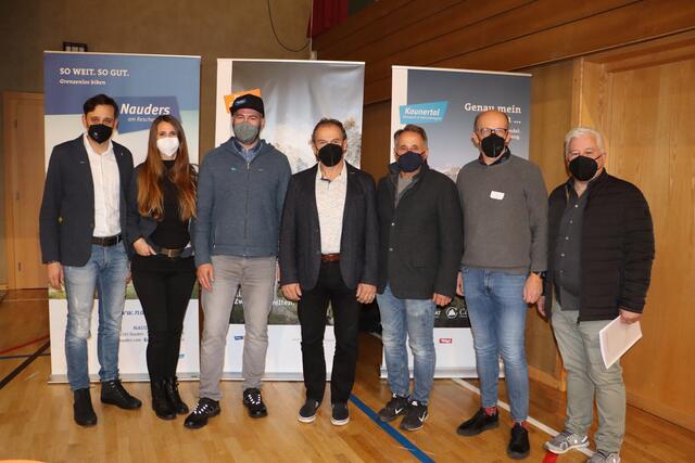 Das bewährte TVB Tiroler Oberland Team wurde bei den Neuwahlen bestätigt: Geschäftsführer Erlebnisraum Nauders Manuel Baldauf, Geschäftsführerin Erlebnisraum Prutz-Ried-Pfunds und Aufsichtsrätin Bettina Thöni mit Obmann-Stellvertreter Helmut Wolf, Obmann Armin Falkner, Obmann-Stellvertreter Anton Monz, stellvertredender Aufsichtsratsvorsitzender Hartmann Ploner und Aufsichtsratsvorsitzender Harald Fuchs (v.li.). | Foto: Siegele