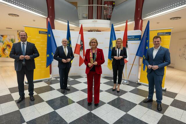 Landeshauptfrau Johanna Mikl-Leitner (Mitte) mit VPNÖ-Landesgeschäftsführer Bernhard Ebner, dem designierten 2. Landtagspräsidenten Karl Moser, der designierten Landtagsabgeordneten Marlene Zeidler-Beck und dem designierten Bundesrat Florian Krumböck 
  | Foto: VPNÖ