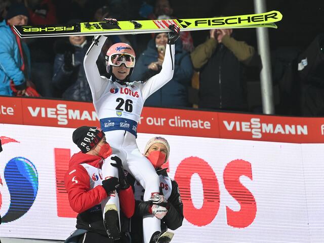 Jan Hörl wurde nach seinem ersten Weltcup-Triumph von seinen Teamkollegen auf den Schultern durchs Stadion von Wisla getragen.  | Foto: GEPA pictures