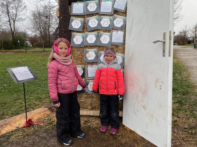 Lena und Johanna vor dem Adventkalender, wo es einiges zu gewinnen gibt....