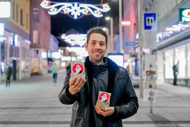 Nikolo-Sackerln und Infos verteilte Tobias Schweiger auf der Meidlinger Hauptstraße.