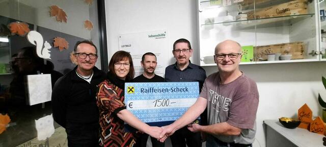 Die Grasl-Band überreicht ihre Spende: v.l. Günther Grasl, Claudia Feichtenschlager, Markus Grasl, Rupert Grasl, Peter Arnezeder | Foto: Grasl