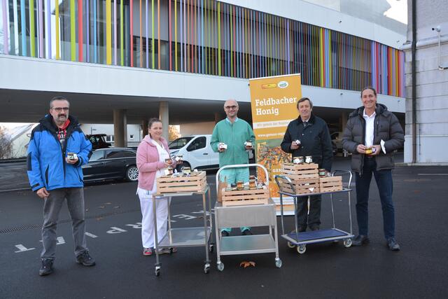 Bei der Übergabe der Honigspenden: Bienenzuchtvereinsobmann Alois Rauch und Imkerkollege Peter Groß mit LKH-Betriebsratsvorsitzender Christian Fürntrath mit den beiden Stationsleitern Birgit Ackerl und Robert Pleunik. | Foto: KK