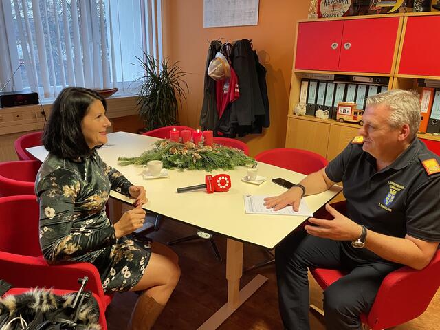 Landesfeuerwehrkommandant Dietmar Fahrafellner im Gespräch mit Karin Zeiler