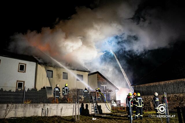 Der Einsatz im Ortszentrum von Reichenthal gestaltet sich schwierig. | Foto: TEAM FOTOKERSCHI.AT / BAYER