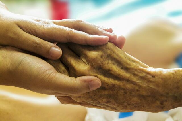 In der Palliativ- und Hospizversorgung werden Erwachsene und Kinder zu Hause in ihren eigenen vier Wänden begleitet und versorgt, die an einer unheilbaren und fortschreitenden Erkrankung leiden. | Foto: Pixabay/truthseeker08 (Symbolbild)