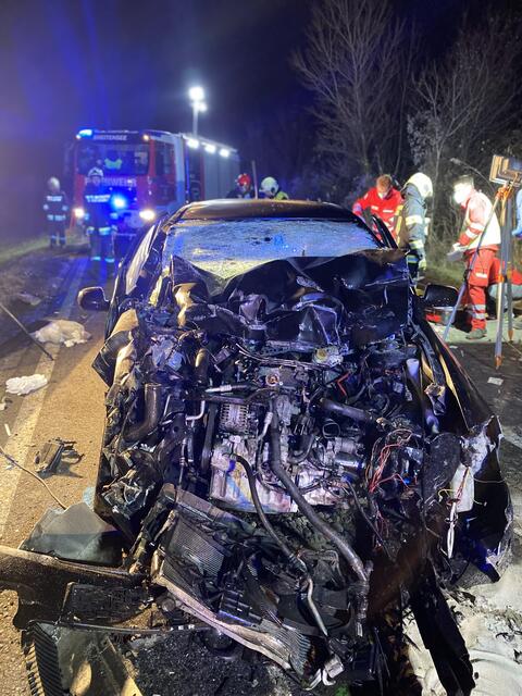 Das Auto wurde bei dem Unfall völlig zerstört.