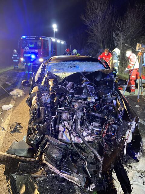 Das Auto wurde bei dem Unfall völlig zerstört. | Foto: FF Lassee