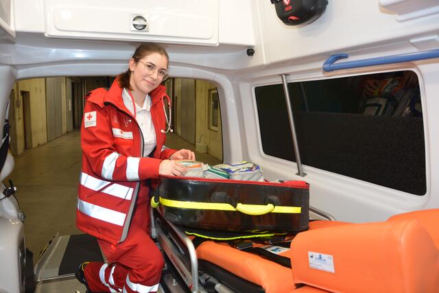 Als Rettungssanitäterin ist sie bei Krankentransporten und Notfällen gemeinsam mit ihren Rotkreuz-Kollegen im Einsatz.