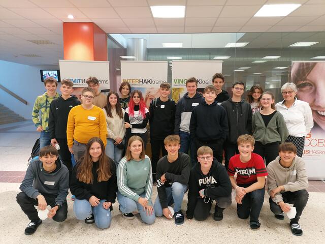 Schülerinnen und Schüler der 1CK1 mit ihrer Klassenvorständin Dipl.-Päd.in Maria Grausenburger  | Foto: HAK