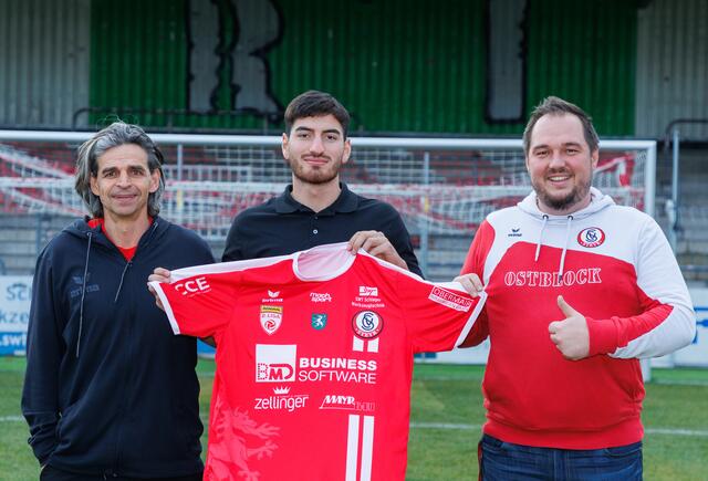 Trainer Daniel Madlener, Neuzugang Can Alak und der sportliche Leiter Jürgen Tröscher. | Foto: SKV/Josef Moser
