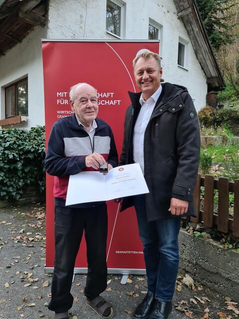 Als Anerkennung und Dank überreichte WB-Obmann Harald Kogler (rechts) Tischlermeister Fritz Stanzel (links) eine Ehrennadel und Urkunde zur 50-jährigen Mitgliedschaft. | Foto: WB Gramastetten – Anita Eckerstorfer