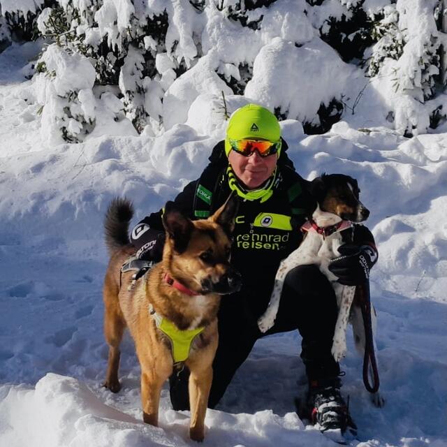 Herbert Ferstl mit seinen beiden Hunden Nela und Dugi. Klar, dass die beiden Vierbeiner aus dem Tierasyl in Zadar stammen. | Foto: kk