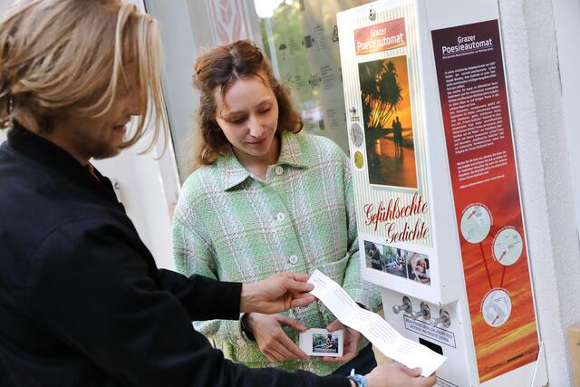 Ein alter Kondomspender, der Liebesgedichte ausspuckt: Die Begeisterung für das Projekt "Poesieautomaten" war groß.  | Foto: Universalmuseum Joanneum/J.J. Kucek