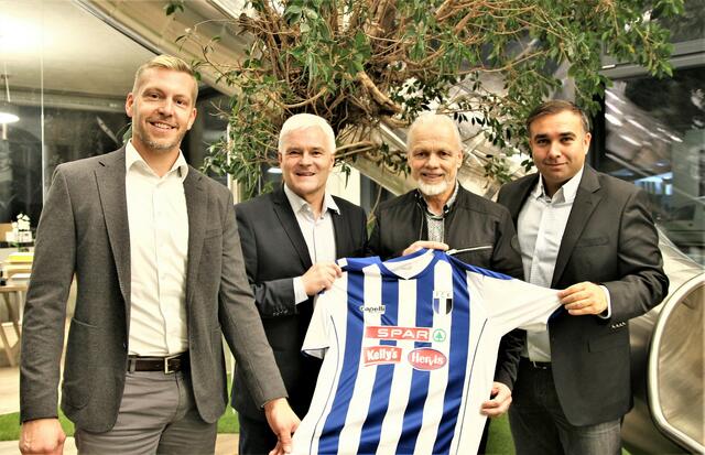 Das FC Kufstein Präsidium mit  Thomas Kogler, Simon Einwaller und  Hayati Bulut. Charly Schwarzlmüller (3. von links). | Foto: FCK/Schwaighofer