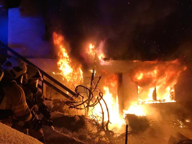 Das Wohnhaus in Jenbach stand in Vollbrand, als die Feuerwehr eintraf.  | Foto: ZOOM-Tirol