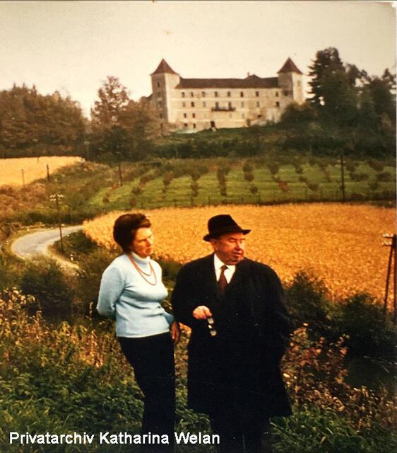 Meine Großtante Dita (Josefine) und mein Großvater Fritz, ca 1973 vor Schloss Herberstorf.  | Foto: Archiv Katharina Welan