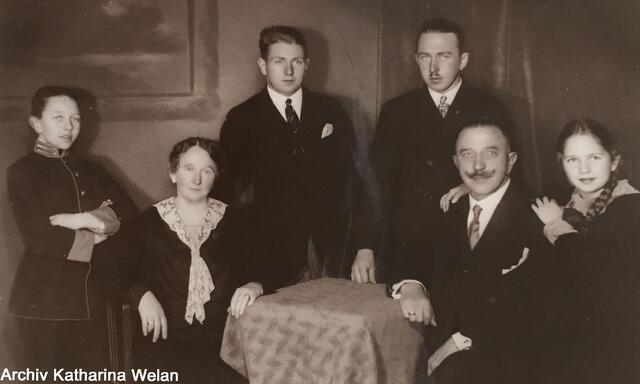 Das Bild wurde 1929 anlässlich der silbernen Hochzeit von Else (Elisabeth) und Josef (Pepi) Ahorner aufgenommen. Von links nach rechts: Karl, Else, Heinz, Fritz, Josef und Josefine (Dita).  | Foto: Archiv Katharina Welan