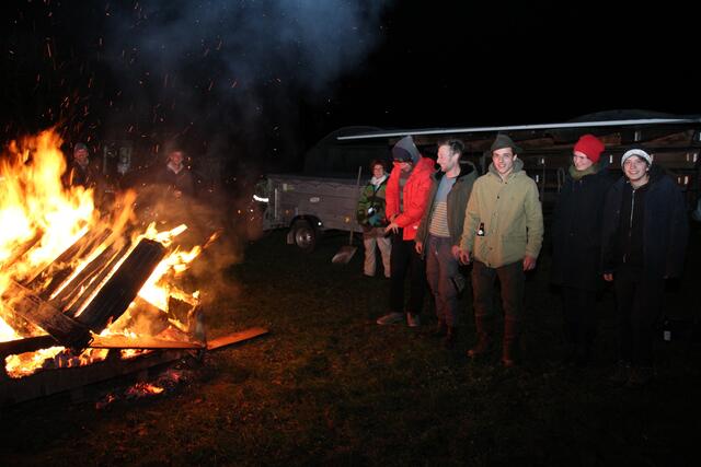Das Mahnfeuer in Inzersdorf soll auf die schwierige Situation der Klein- und Bergbauern in Österreich aufmerksam machen. | Foto: Staudinger