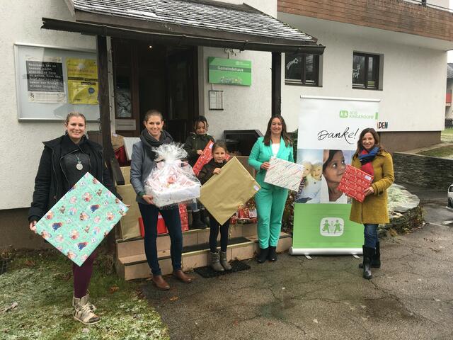 Obfrau der ÖVP Frauen Klagenfurt Anna Ott und Landesleiterin Bgm. Silvia Häusl-Benz bei der Übergabe der Adventkalender. | Foto: ÖVP