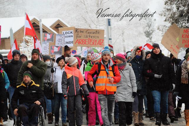 Hunderte Menschen aus dem Pinzgau und der Umgebung demonstrierten in Mittersill gegen die Corona-Maßnahmen.  | Foto: Vanessa fotografiert