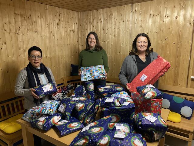 Birgit Edeneicher und Bettina Reichhold von den Kinderfreunden Gartenstadt-Wimpassing konnten gemeinsam mit der Welser Nationalratsabgeordneten Petra Wimmer (v.l.) wieder viele Spielzeugspenden zu schönen Geschenken für bedürftige Kinder und Familien verpacken.
 | Foto: Kinderfreunde Wels