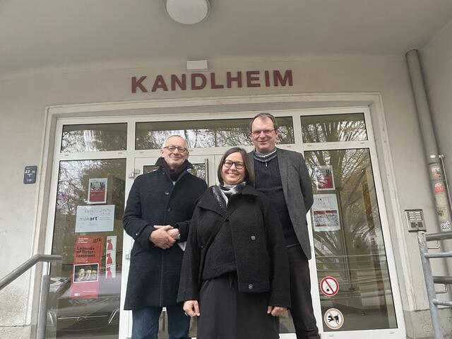 Von links: Franz Huber, Christina Altenstraßer und Juergen Bonath wollen mit ihrem Verein das Makart-Viertel lebenswerter machen. Der Vereins-Sitz ist im Kandlheim, dort soll auch ein Stadtteil-Café eröffnen.