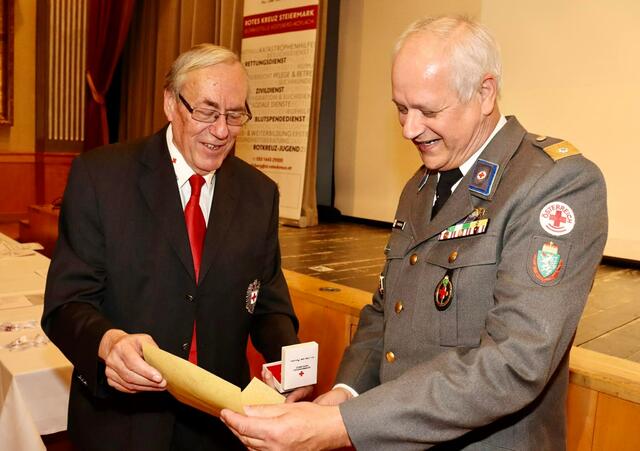 Bezirkstellenleiter Ernst Meixner übergab Otto Passesreiter die Abzeichen und Medaillen. | Foto: Cescutti