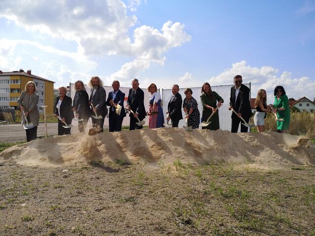 Im Sommer fand der offizieller Spatenstich für die Heli Dungler-Siedlung in Waidhofen mit Präsident Alexander Van der Bellen und Landeshauptfrau Johanna Mikl-Leitner statt. 2022 rechnet man mit einem Verkauf von vier Grundstücken. | Foto: Daniel Schmidt