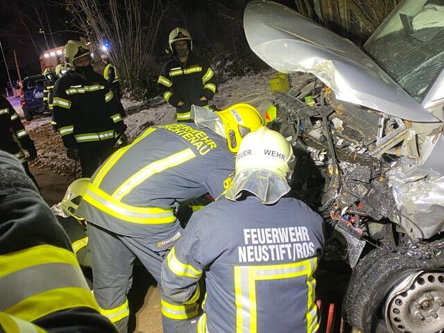 Die Einsatzkräfte der Feuerwehr Neustift/Rosalia und Forchtenau bei der Bergung des Unfallfahrzeuges. | Foto: Feuerwehr Neustift/Rosalia