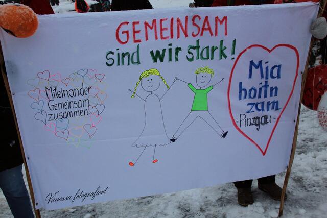 Die Demonstranten hatten Schilder dabei, auf denen Slogans wie "Hände weg von unseren Kindern", "Lockdown-Ende", "Mehr Menschlichkeit" oder "Mein Körper gehört mir allein" zu lesen war.  | Foto: Vanessa fotografiert