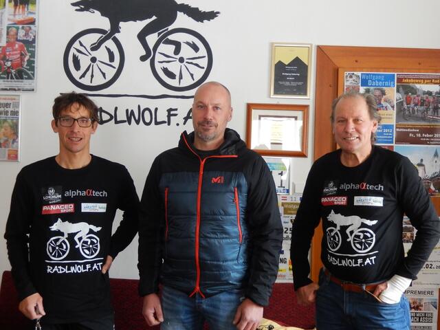 Bei der Spendenübergabe: Papa Joachim Kahr, Michael Kurz und Wolfgang Dabernig, alias Radlwolf.