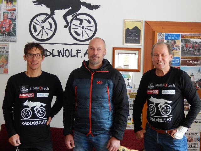 Bei der Spendenübergabe: Papa Joachim Kahr, Michael Kurz und Wolfgang Dabernig, alias Radlwolf. | Foto: Radlwolf