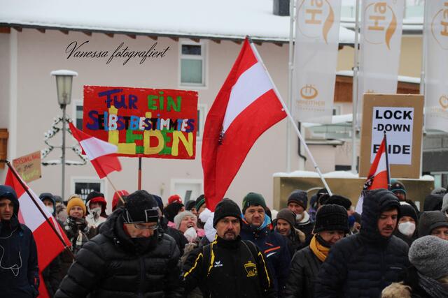Friedlich demonstrierten zahlreiche Menschen in Mittersill unter anderem auch gegen den Lockdown. "Wir wollen gehört werden", so eine Rednerin. | Foto: Vanessa fotografiert