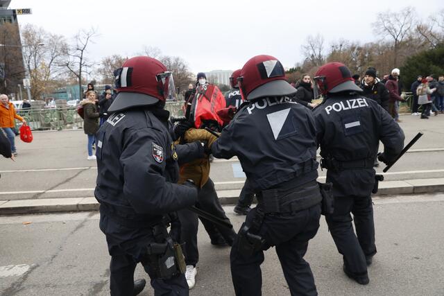 Bei den Demos gab es auch Festnahmen. | Foto: APA Picturedesk