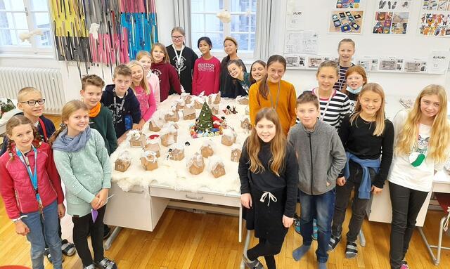 Die Schüler und Lehrer des Stiftsgymnasium Kremsmünster schicken vorweihnachtliche Grüße und freuen sich auf den einen oder anderen Besucher des Schaufensters.  | Foto: Stiftsgymnasium Kremsmünster