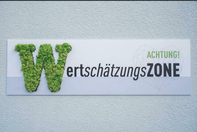 Dieses Schild ist bereits in vielen Betrieben der Region zu sehen. | Foto: privat