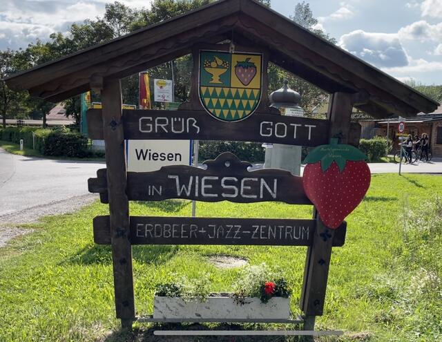 Je eine Ortstafel (im Bildhintergrund) am Beginn und Ende der Marktgemeinde Wiesen fiel Langfingern zum Opfer. | Foto: dpi