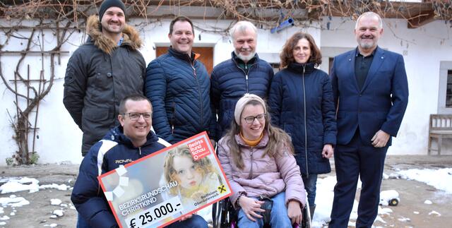 Hinten von links: Dominik Gillinger (BT Bau), Roland Steininger (BT Bau), Josef und Elisabeth Hölzl (Eltern von Katharina) sowie Erwin Gillinger (BT Bau). Vorne: Roland Wolf (BRS Freistadt) und Katharina Hölzl.