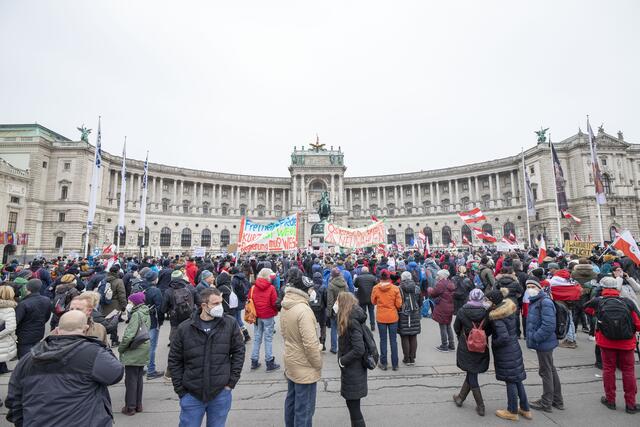 Auch am kommenden Samstag werden zahlreiche Menschen wieder ihren Unmut über die Corona-Maßnahmen auf Wiens Straßen kundtun.  | Foto: Tobias Steinmaurer / picturedesk.com