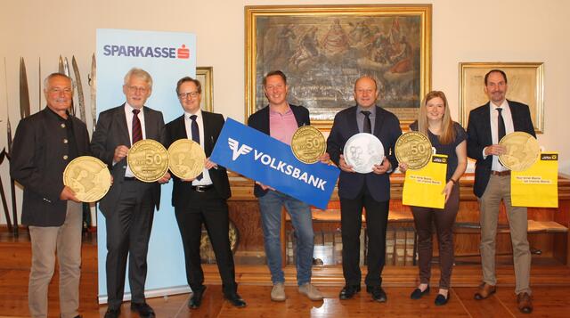 Scheibbser Weihnachtswochen: scheibbs.IM.PULS Obmann Walter Windpassinger, Vorstandsdirektor Heinz Huber und Vorstandsdirektor Mario Nefischer von der Sparkasse in Scheibbs, Johannes Pils von der Volksbank NÖ Regionalleitung Scheibbs, Bürgermeister Franz Aigner, Cornelia Rauchberger und Vizebürgermeister Martin Luger von der Raiffeisenbank Mittleres Mostviertel, Bankstelle Scheibbs
 | Foto: Stadtgemeinde Scheibbs