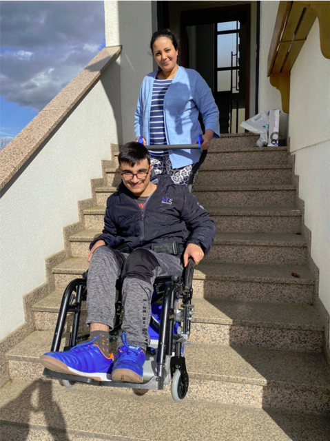 Die Linzer Kiwanis finanzierten gemeinsam mit Bandagist Heindl und dem Ordensklinikum der Barmherzigen Schwestern eine Treppenraupe für den 14-jährigen Ali.
 | Foto: Heindl