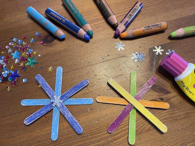 Kreuzweise zusammenkleben... | Foto: Desiree Tinhof