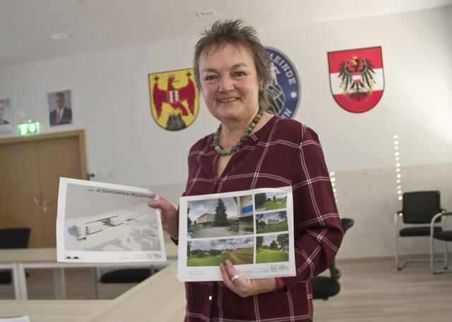 Bgm. Renate Habetler hat das Projekt Altenwohn- und Pflegeheim in Redlschlag bei der letzten Gemeinderatssitzung mit der Kaufvertragsunterzeichnung auf Schiene gebracht.