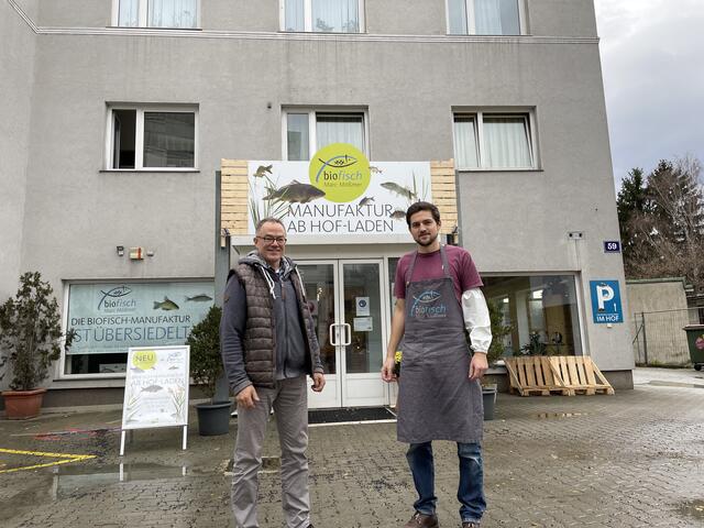 Marc Mößmer und Shopleiter Maximilian Haider vor ihrem "Ab Hof-Laden".